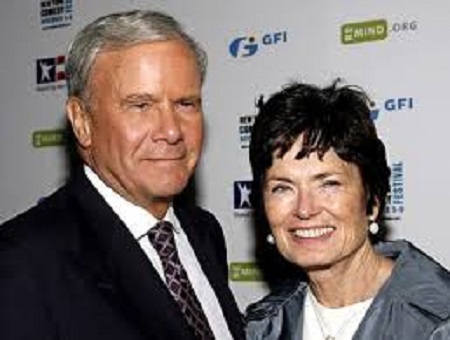 Tom Brokaw posing with his wife Meredith Lyn Auld